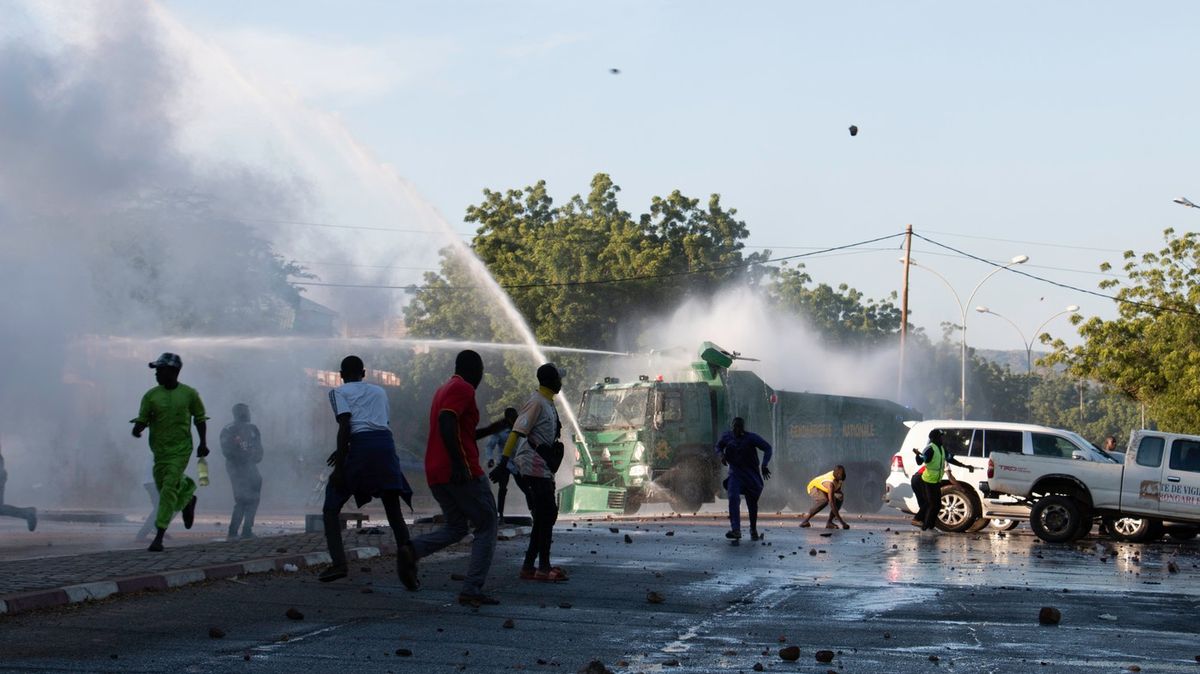 Protesty zmítají Kamerunem, který čeká na výsledky voleb. Hořelo v sídle vlády